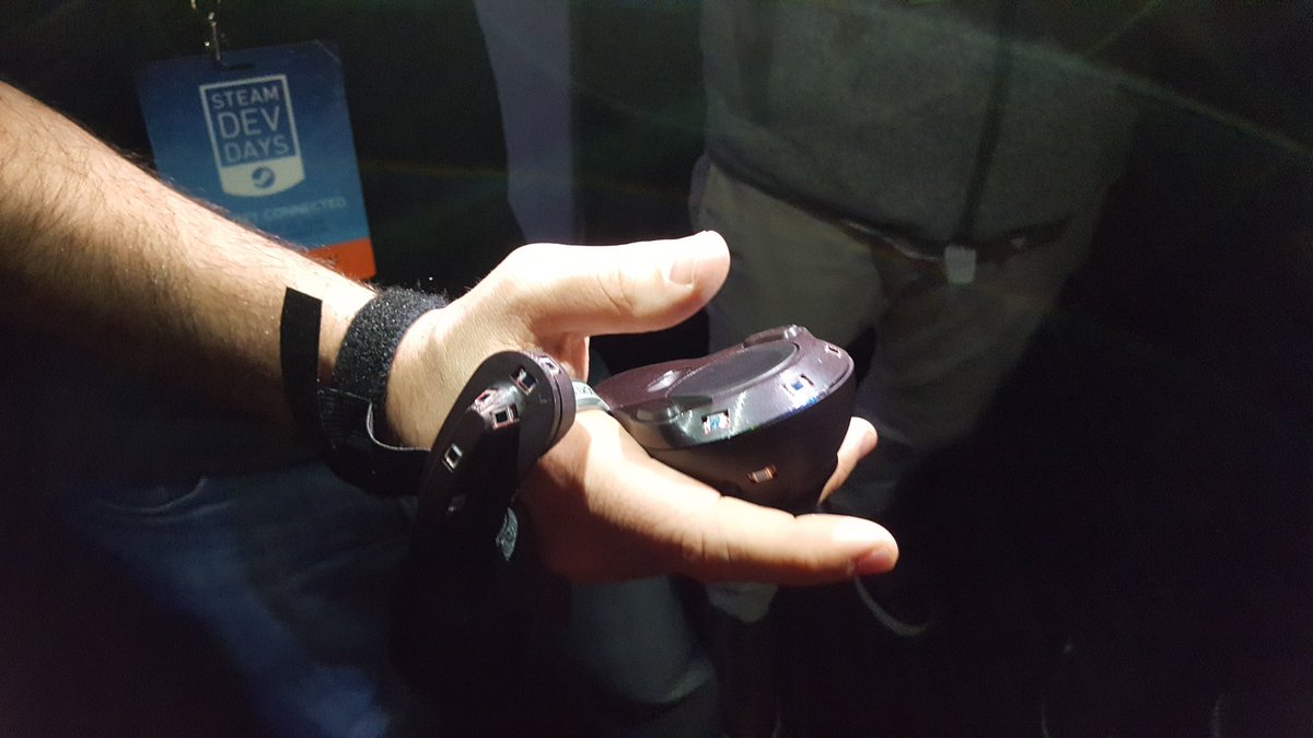 CMDannCA's tweet image. Some close up shots of the new #Vive Controllers. #SteamDevDays