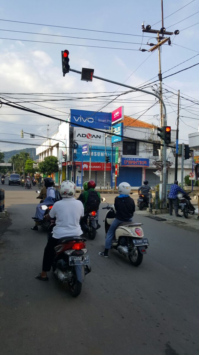 Uden_erik's tweet photo. @infoMJLK berharap langit majalengka bersih dari kabel yg semerawut. #gantidengankabelbawahtanah https://t.co/QM86cO5Lf0
