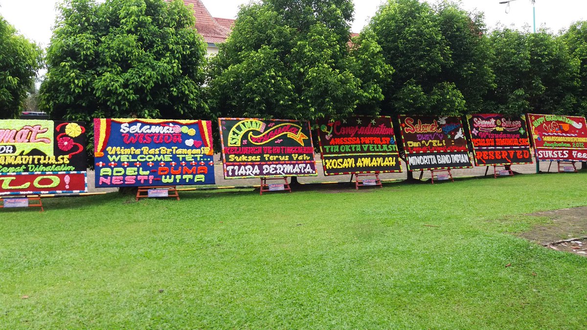 Queen_Florist's tweet photo. Wisuda Unsri 126. Trims ordernya yaa.. WA 081369191919 https://t.co/SYcMUtgyD8