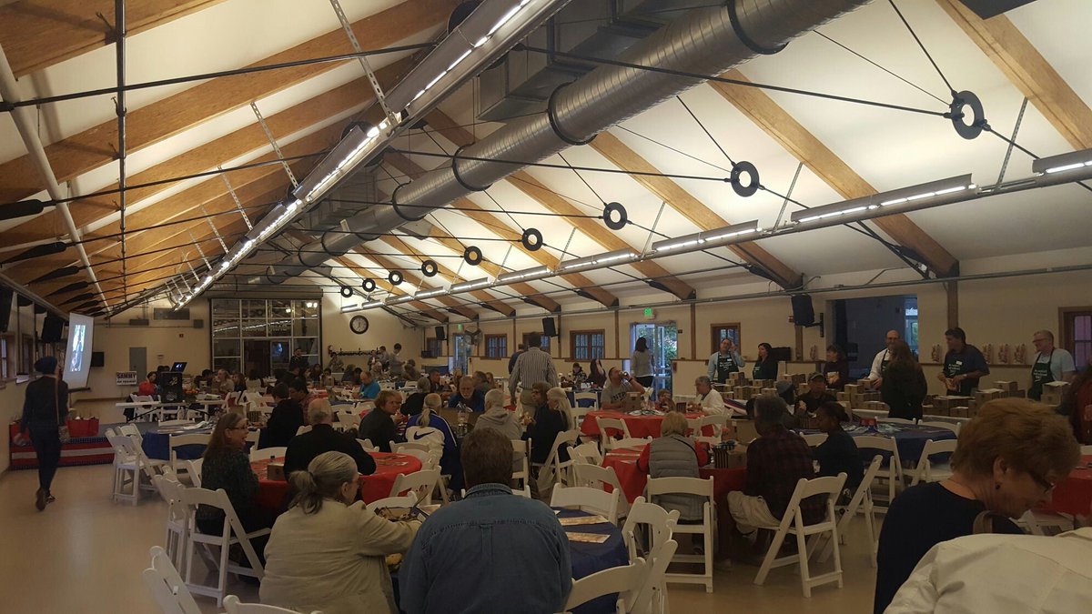 Issaquahchamber's tweet photo. Celebrating a great @SalmonDays and its amazing volunteers! #IssaquahChamber #Findependent #Volunteer #ILoveIssaquah #Celebration https://t.co/LVEpL1atW7