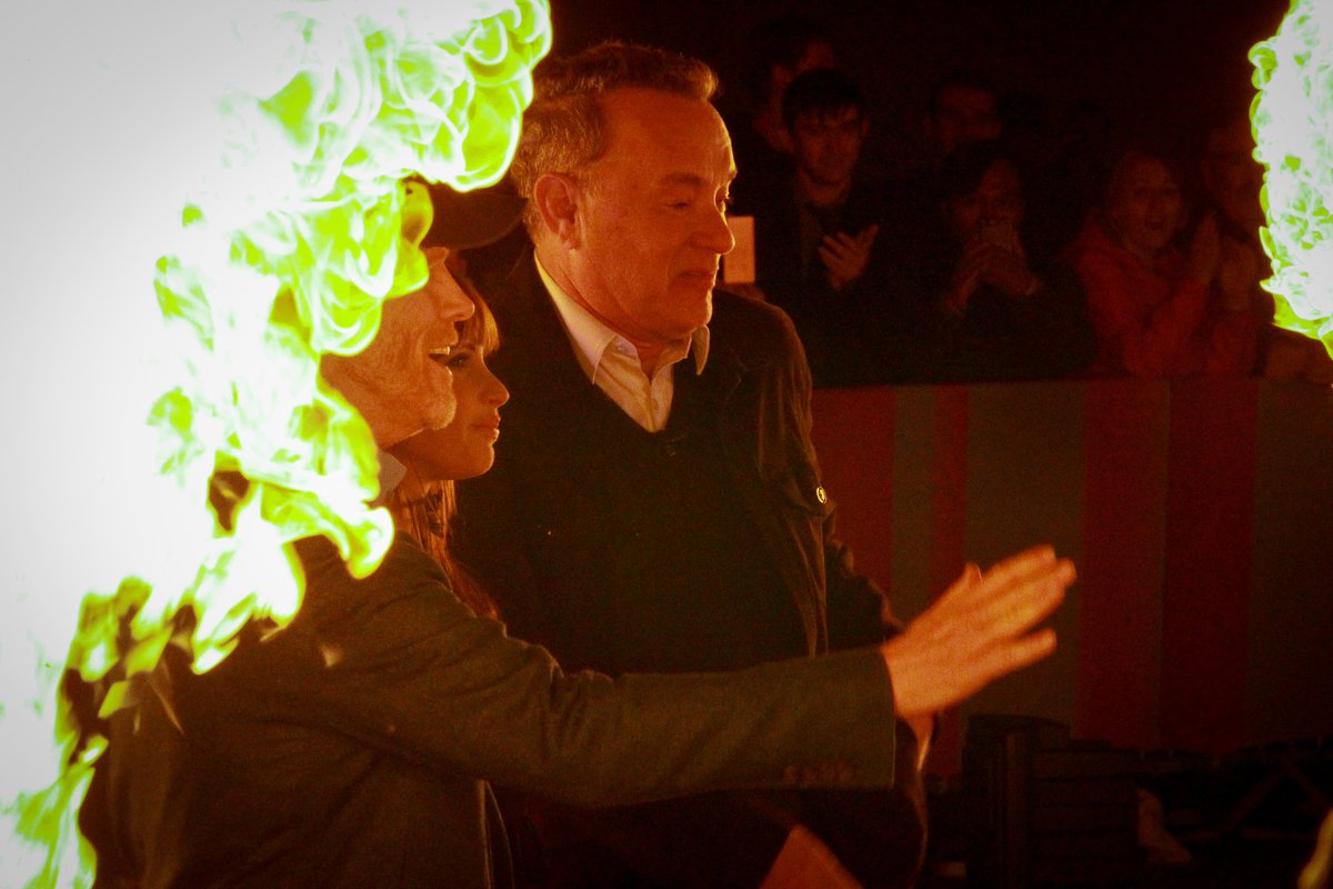 TomHanksFrance's tweet photo. Tom Hanks, Ron Howard et Felicity Jones sur le tournage du BBC One Show à Londres ce 12 Octobre: https://t.co/dGZvmdvnKX #TomHanks https://t.co/hWeYor5m5S