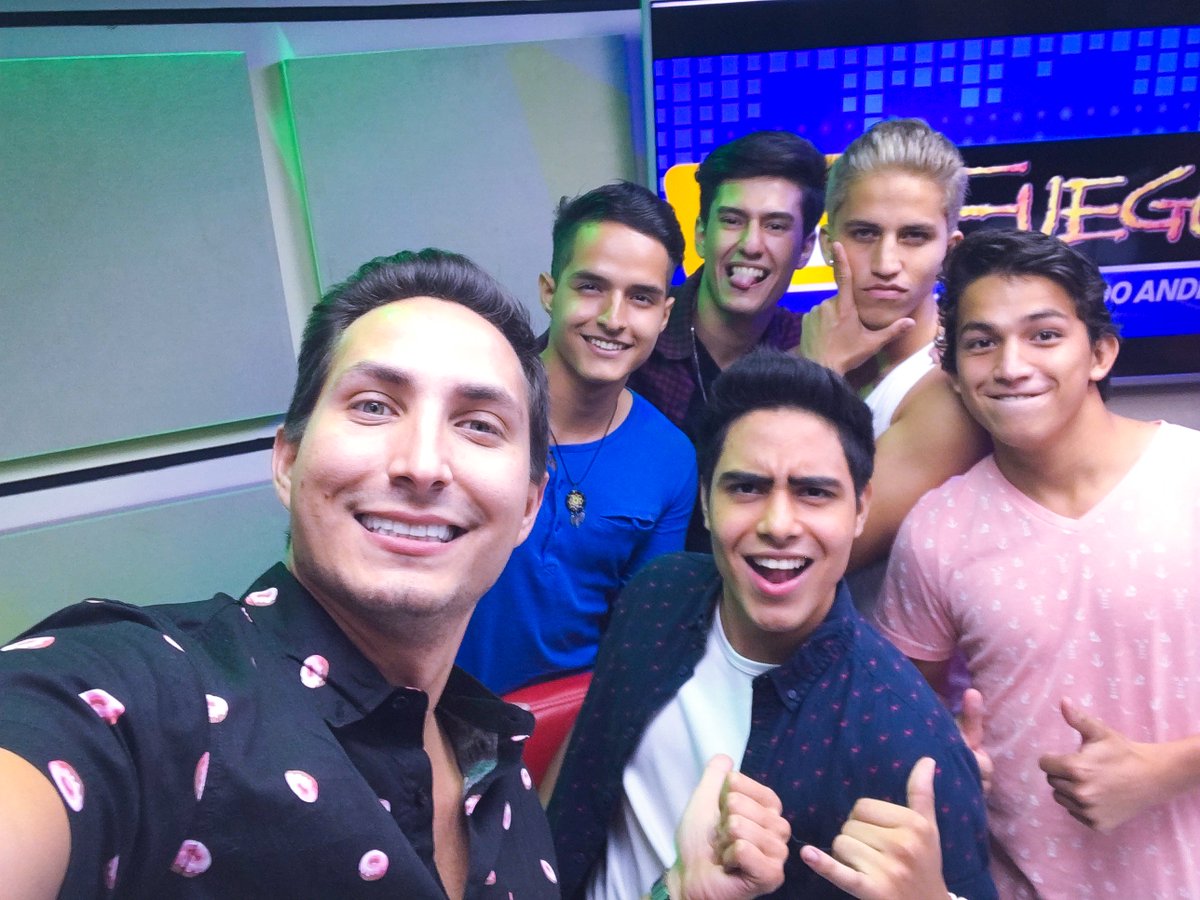 leyendamusicec's tweet photo. #SefieTime @leyendamusic junto a @eduandradej 👌🏼🎤 en #RadioFuego #GiraDeMedios #segundointento 😉🎤 #LEYENDA #helloproducciones https://t.co/hrevdLDfYu
