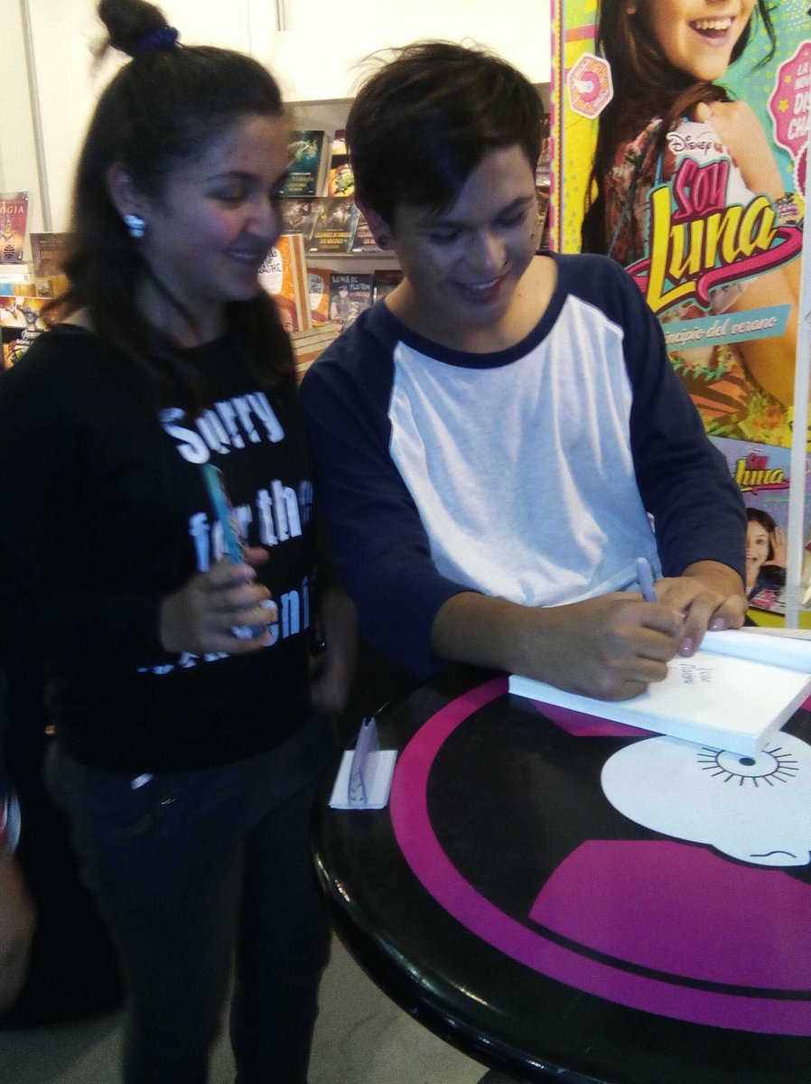 martukaxd123's tweet photo. El sábado fui a ver al @_davidmontoya_  por su firma de libros 
Me encantaron sus brillitos en su hermosa carita 😚❤ https://t.co/UiWPsfmY70