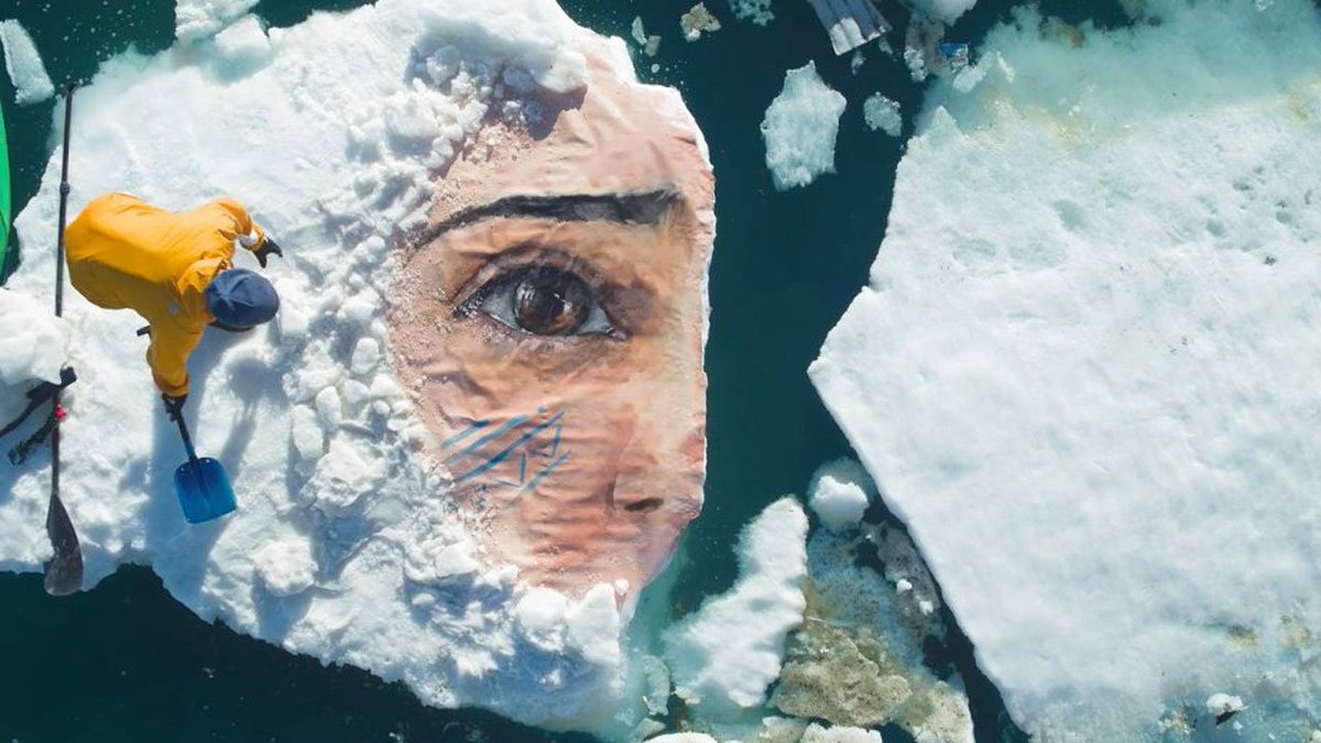 With #climatechange in mind, guerrilla artist paints on meliting iceberg bit.ly/2dwQkbL?utm_me… https://t.co/sohEjNdA5p