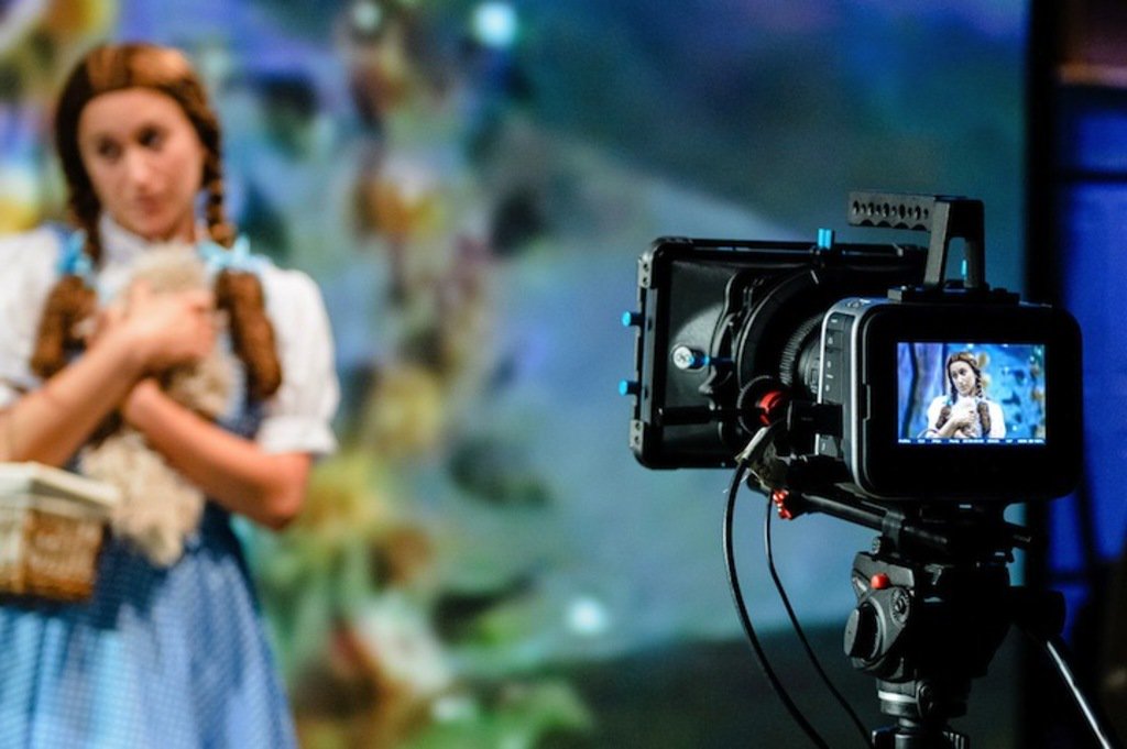 FastCompany's tweet photo. This augmented-reality “Wizard of Oz” stage show actually encourages you to whip out your phone at the theater https://t.co/awEDQkoDxp https://t.co/ynEqV0ZPuU