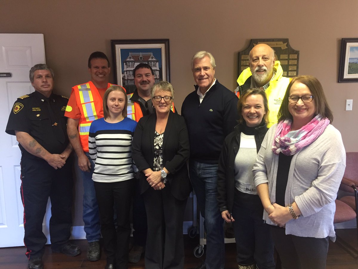 PremierofNL's tweet image. Meeting with Mayor Roy Drake, the fire chief, and town employees of Harbour Breton. @ahawkins790 @TraceyPerry3