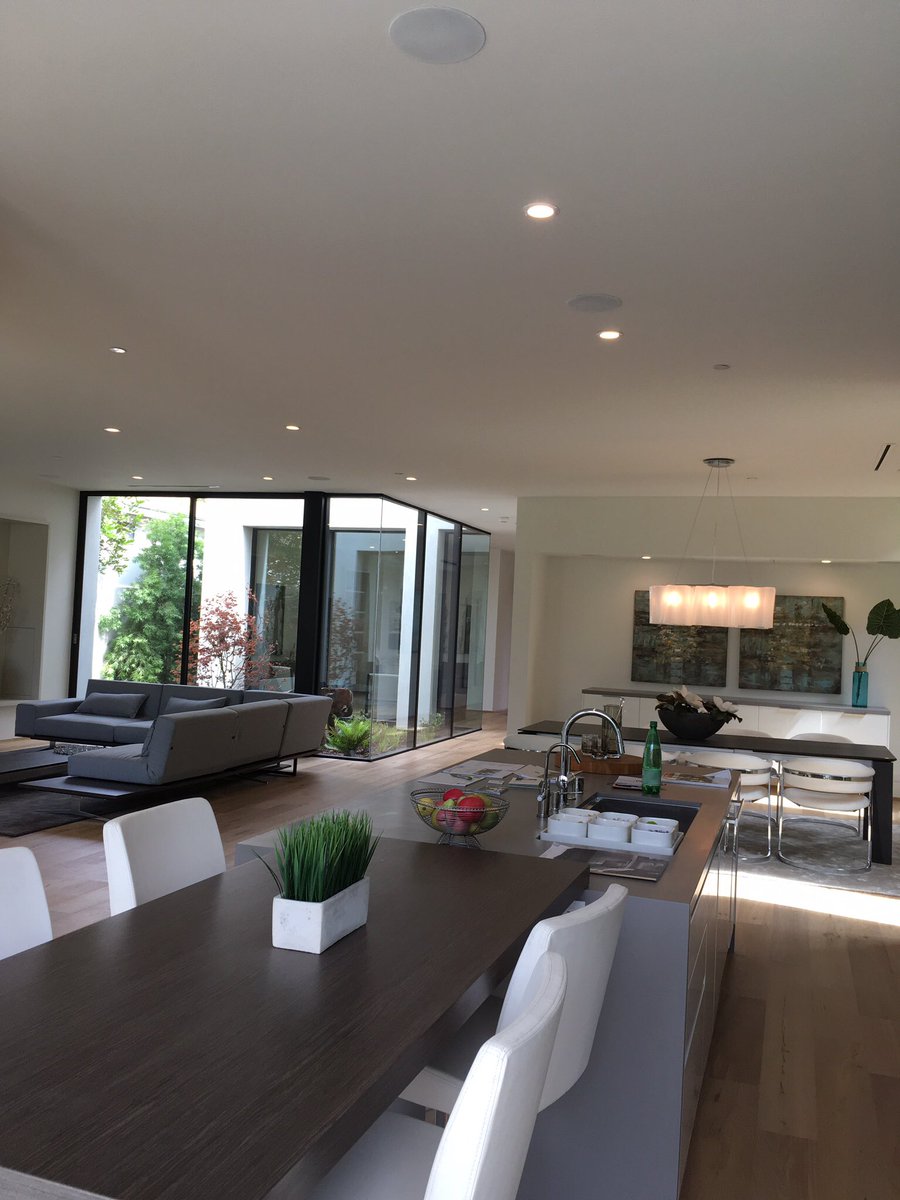 FioraAston's tweet photo. Sold my favorite house on 914 914 23rd St. - highest sale in Santa Monica at south of Montana :-) #90403 #santamonicarealestate #hotproperty https://t.co/oL4RR6tf9F