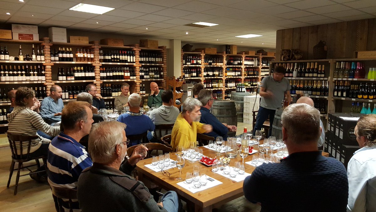 VanErpDranken's tweet photo. Zeer geslaagde whiskyproeverij in Roden met lekkere whiskies en gezellige liefhebbers. #Inhetglas https://t.co/2CerXRl7lh