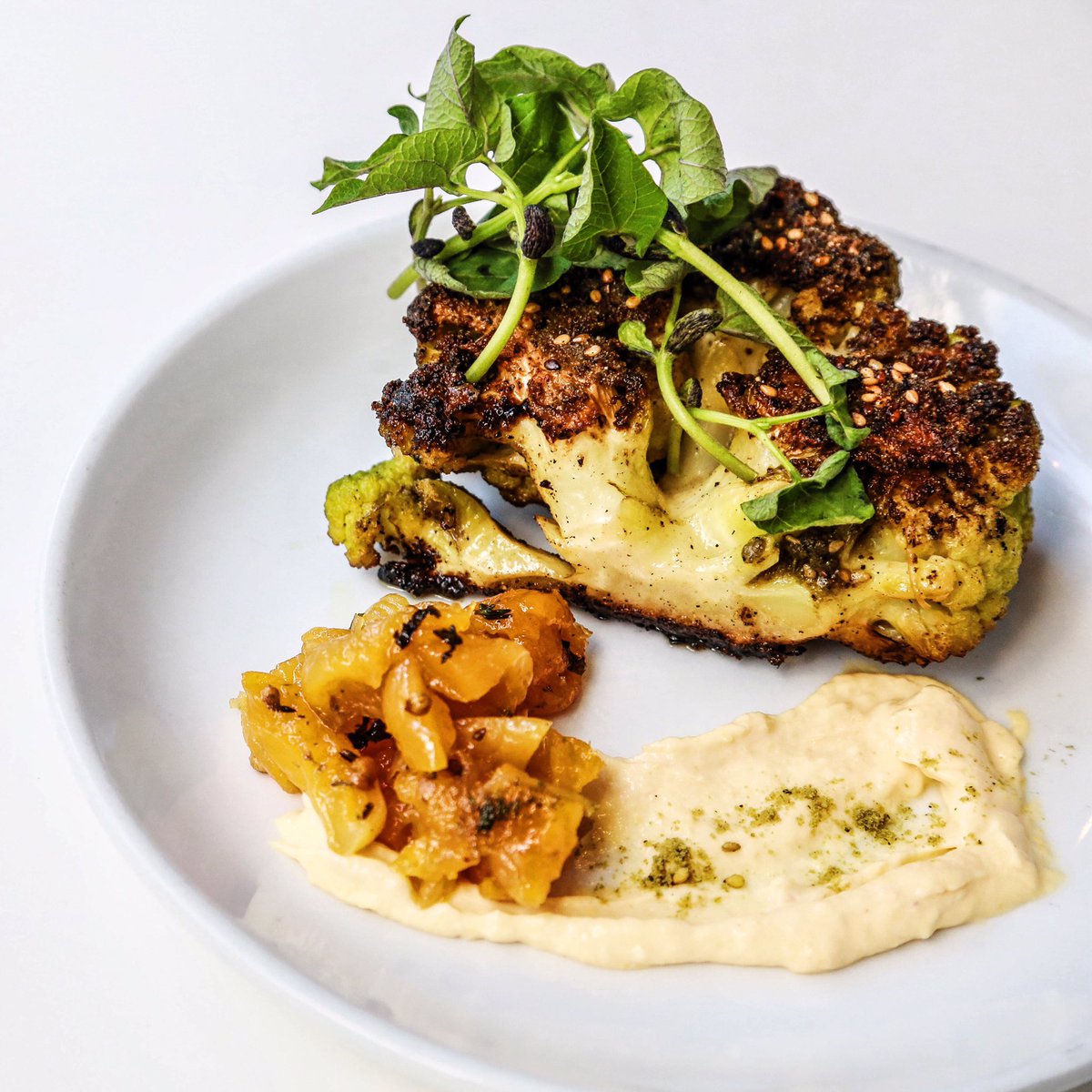 😋 For all those #Vegetarians We have a perfect #HumpDay Treat for you! Our ZA'ATAR SPICED HEIRLOOM #CAULIFLOWERSTEAK  😋🌿🍴 #healthy #dinner