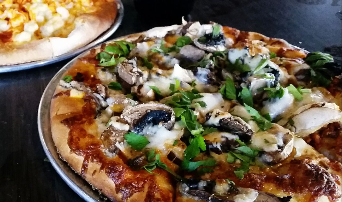LocalSugarSA's tweet image. Celebrate #NationalPizzaMonth with a date night at @freetailbrewing! Get a pizza &amp;amp; pitcher for $16 on Wednesdays: bit.ly/1UwfubL