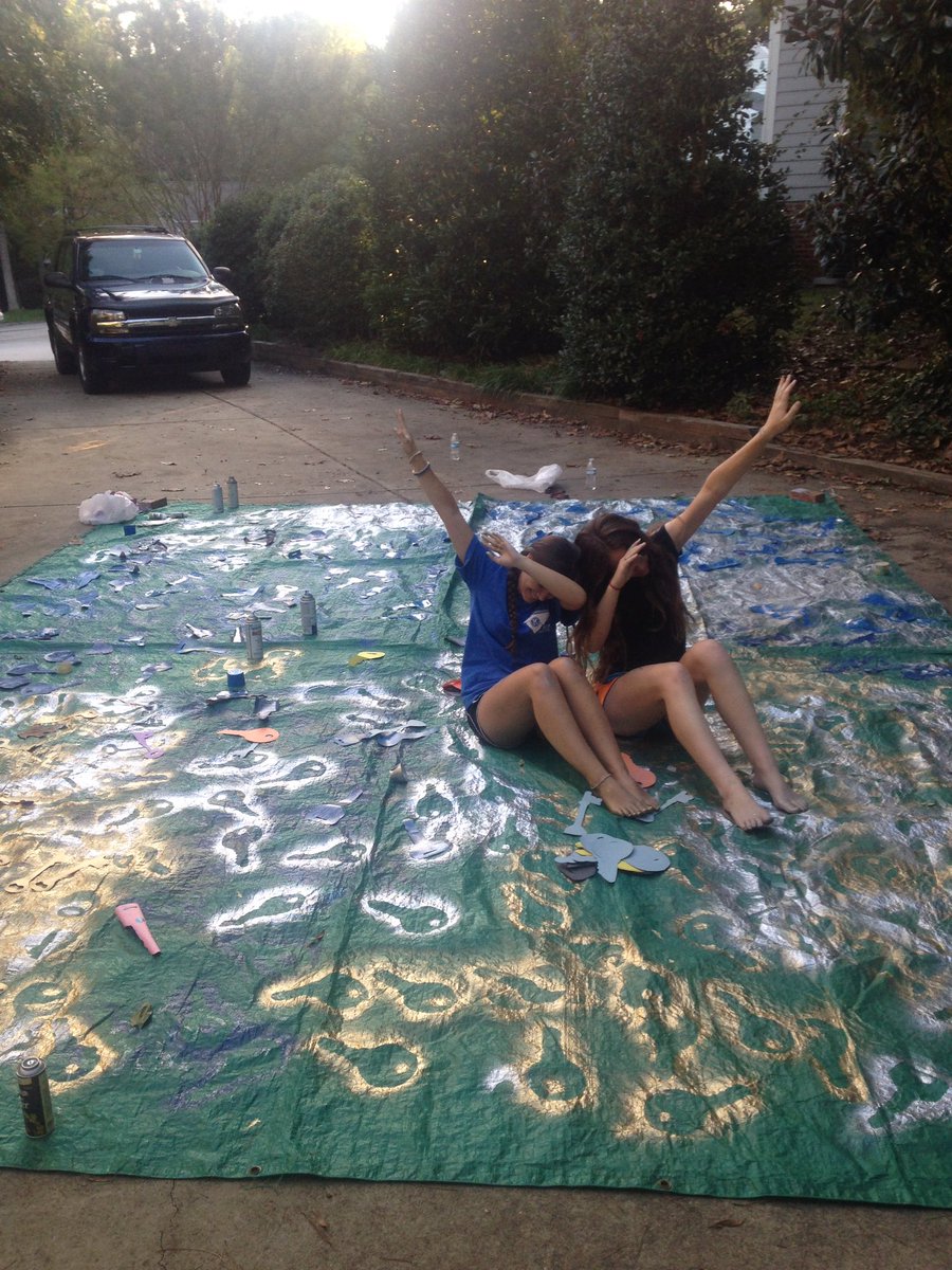 apexhighkeyclub's tweet photo. 722 keys and 8 bottles of spray paint later, the keys are finished!!! π #dedication #homecomingfloat https://t.co/IVEnfi8HRb