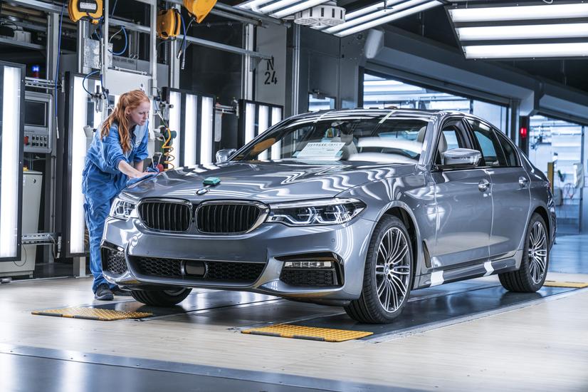 TheMotorMinute's tweet photo. 7th Gen '17 @BMW 5 Series revealed: All-new 4- &amp; 6-cyl TwinPowerTurbo +35 bhp on the 6. Soon appearing! @ThePaulBrian @laurenfix @BMWCCA https://t.co/43PmGDzHBS