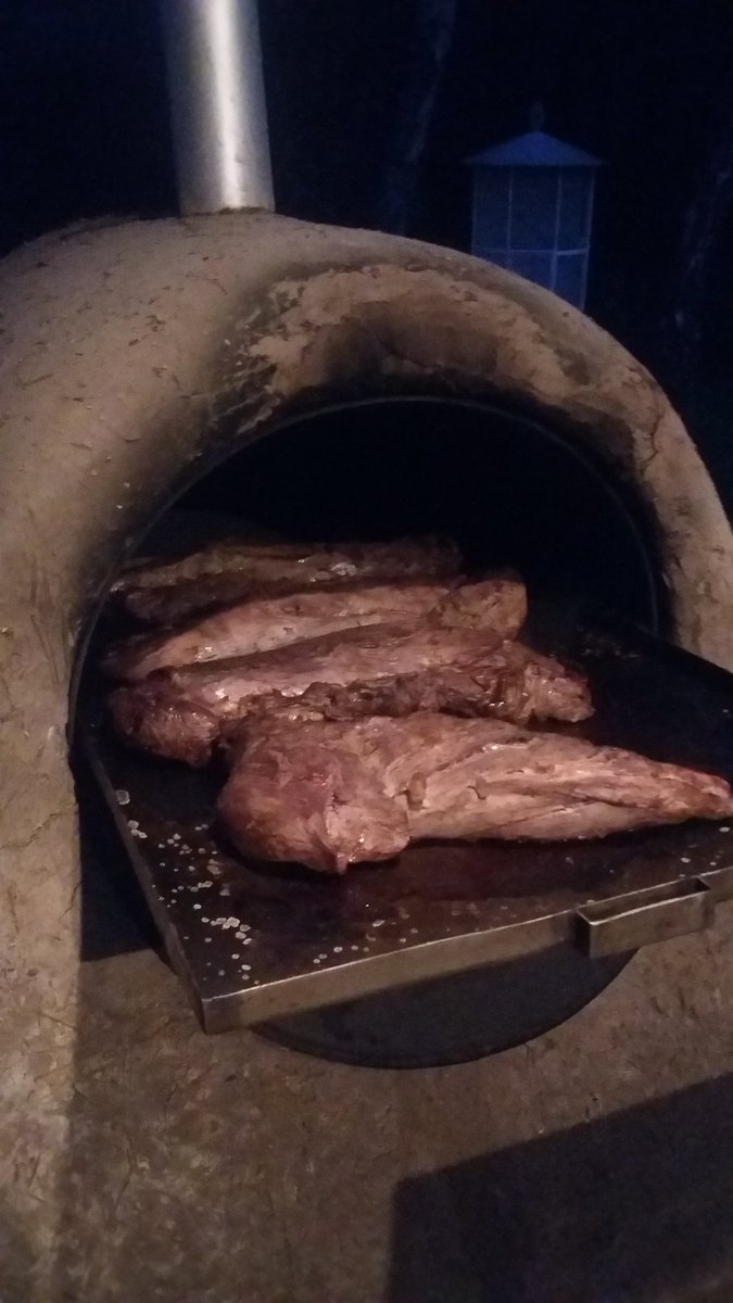 CarmenereMundo's tweet photo. Un exquisito filete de res en horno de barro. Así  @VinaRequingua recibe a los jurados de @CarmenereMundo https://t.co/YJhlr4eLBa