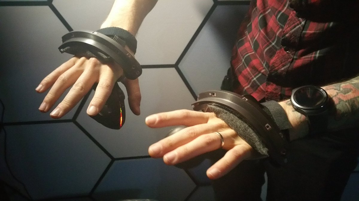 ShawnCWhiting's tweet image. More photos of the new Vive controllers! #SteamDevDays #Vive #VR