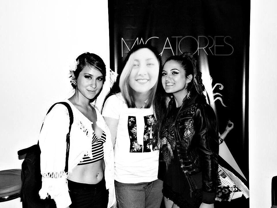 ibgs_'s tweet photo. guen lanzamiento de #ML con unas fans #macatorres #deniserosenthal https://t.co/P1zeB3hxpn