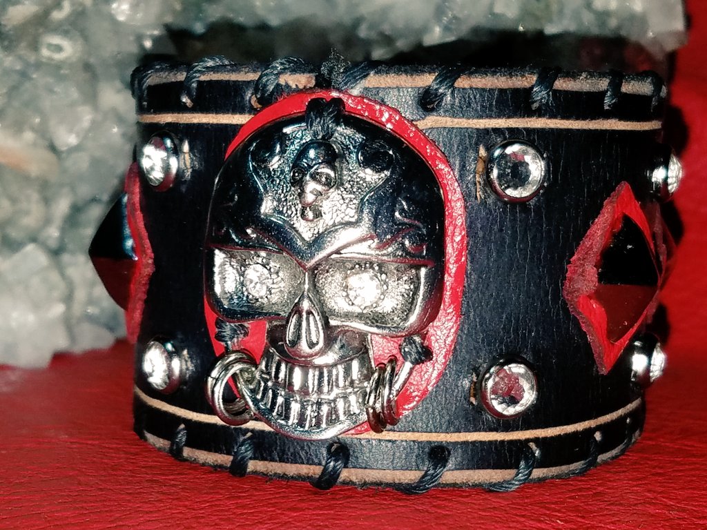 conte_dennis's tweet photo. #oneofakind #handmade #topquality #leather #Skullcuff @MadeFromRI @conte_dennis #music #stagewear #accessories #cuffsthatrock #badasscuff https://t.co/lOBEOxyJE1