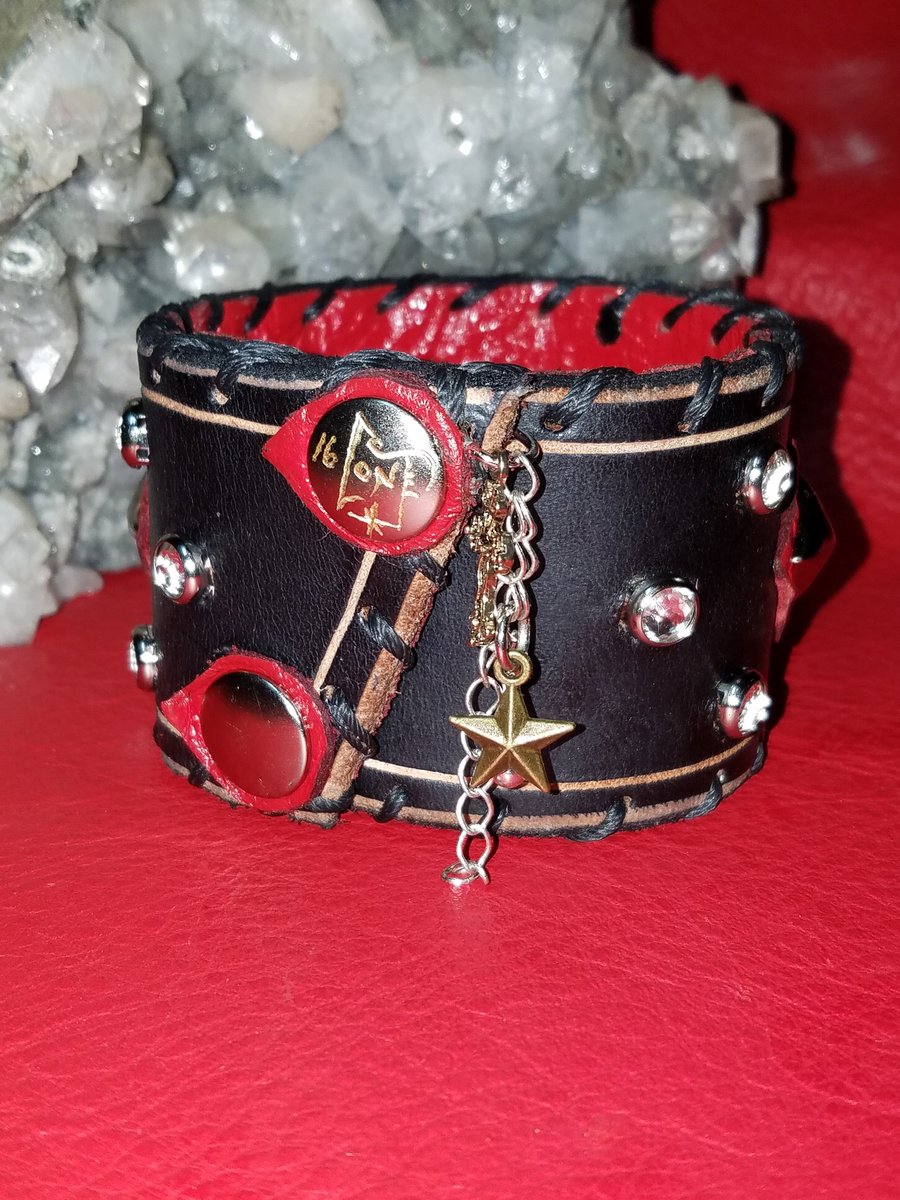 conte_dennis's tweet photo. #oneofakind #handmade #topquality #leather #Skullcuff @MadeFromRI @conte_dennis #music #stagewear #accessories #cuffsthatrock #badasscuff https://t.co/lOBEOxyJE1