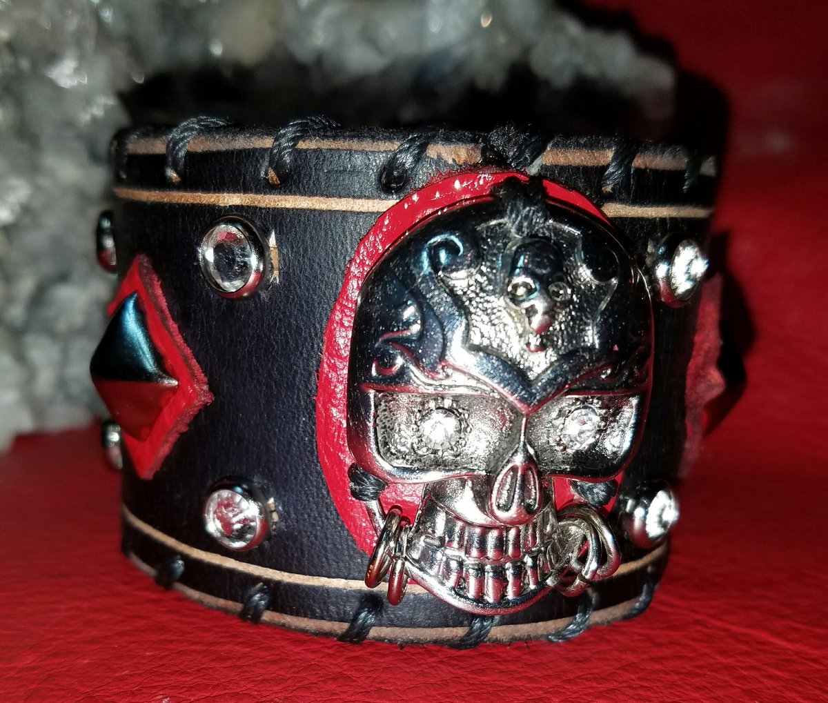 conte_dennis's tweet photo. #oneofakind #handmade #topquality #leather #Skullcuff @MadeFromRI @conte_dennis #music #stagewear #accessories #cuffsthatrock #badasscuff https://t.co/lOBEOxyJE1