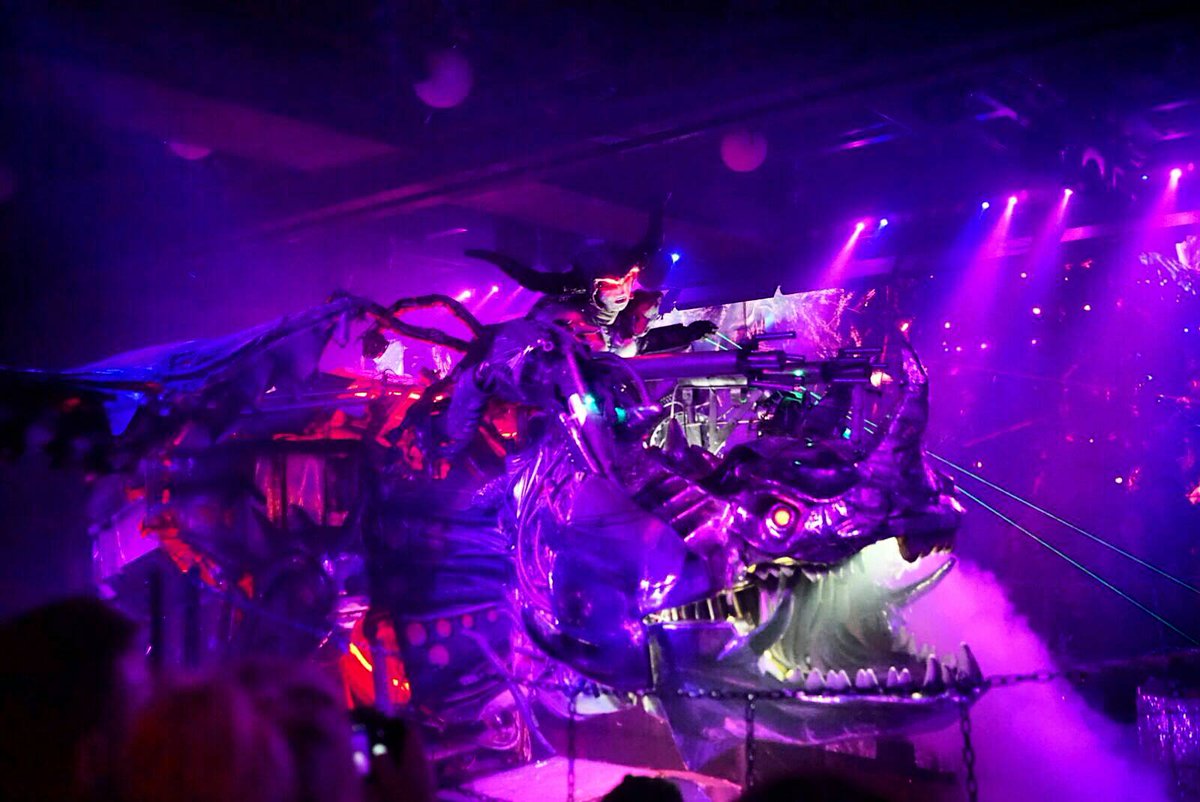 Y_T_F_L's tweet photo. Image from last nights @robotrestaurant show sums up our time in Japan #crazy #beauitful and #weird! 😂🤖 #travel #tokyo https://t.co/fHVjQ8BX8s
