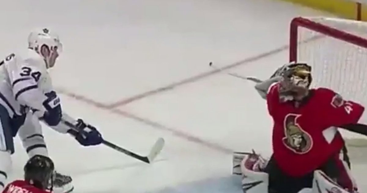 VIDEO: Auston Matthews makes NHL history with his 4th goal of the night. thesco.re/2e2ATsM