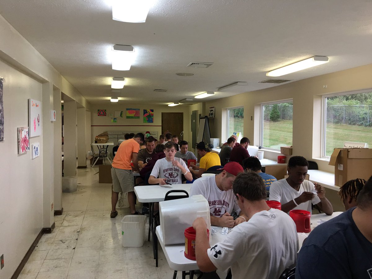 JDWischer's tweet photo. Thanks @HCCols_Football for your help today at the Sandefur Center. #teamwork https://t.co/6kNG2ySlwl
