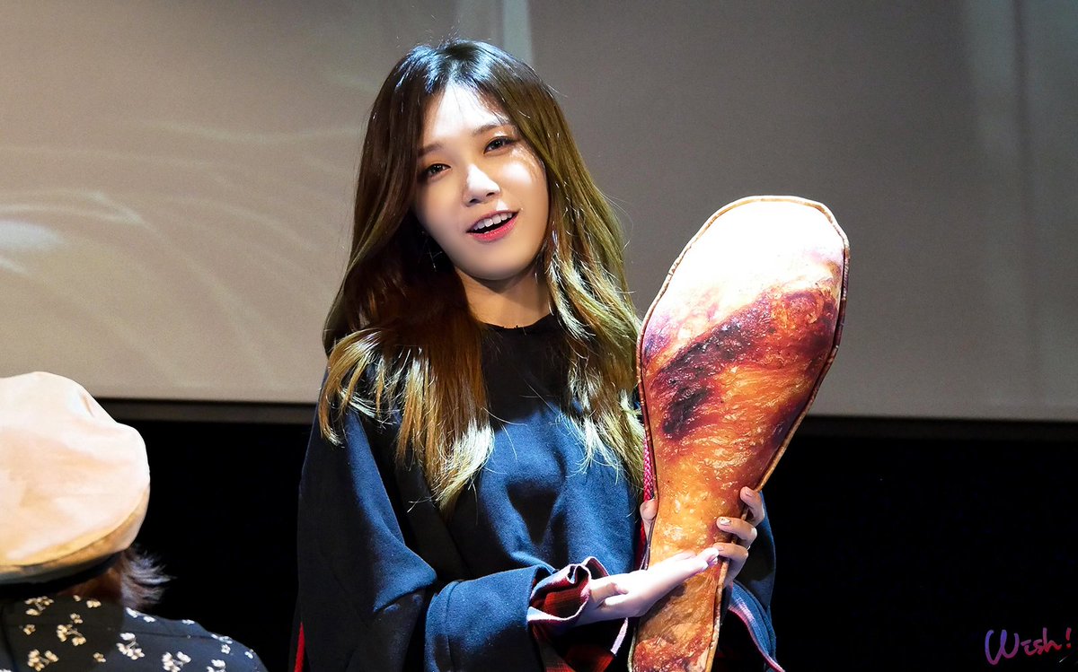 wish523944's tweet photo. 160929 #Pink_Revolution 신촌 팬사인회 #정은지 part5 https://t.co/zlfVHVcLJI