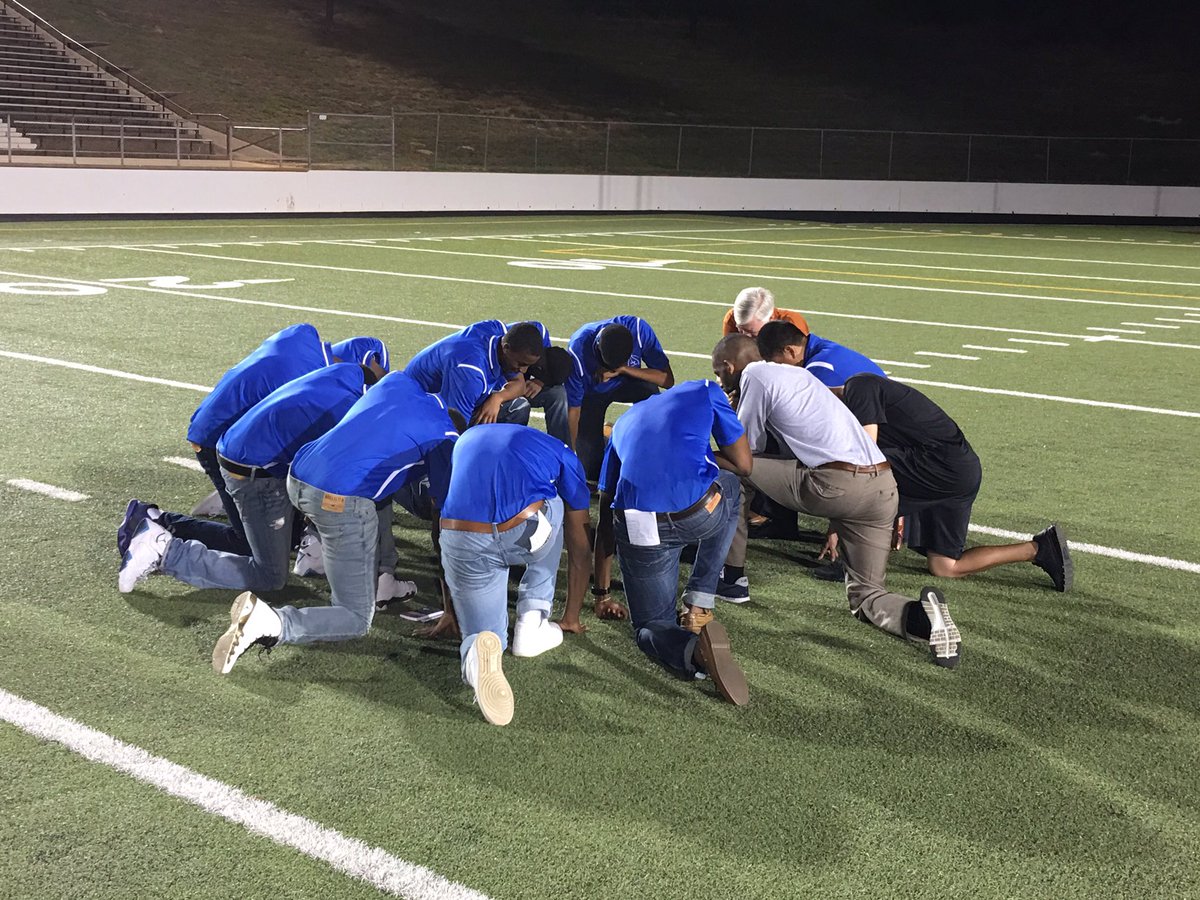 robertbardin's tweet photo. Can't think of a better ending for Fields of Faith, than to see a team praying together. #fieldsoffaith2016 #fca https://t.co/61QrUSoI0g
