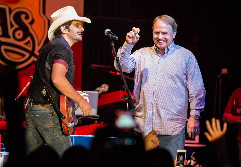 kels_patterson's tweet photo. Fun night w/ @BradPaisley at @BillyBobsTexas! Thanks Brent! Check out Brad's new song &amp; video today great stuff! https://t.co/05fLN2Mbx4