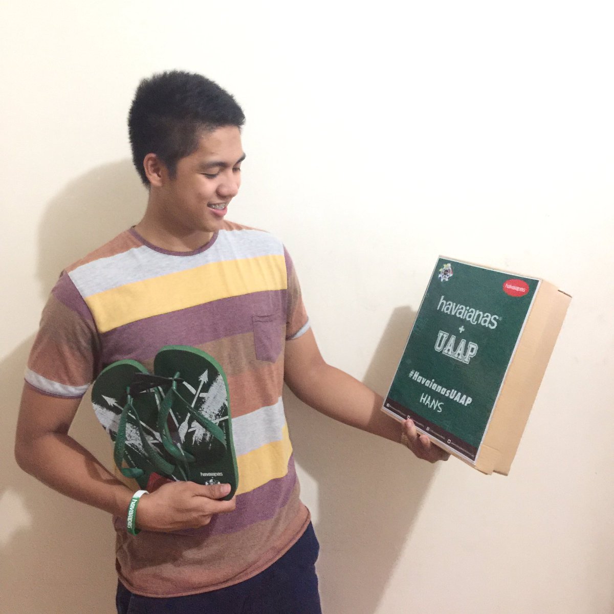HansLloydAux's tweet photo. Thank you @havaianasphils for this wonderful pair of slippers! Buy yours now at all ALL FLIP-FLOPS stores ๐ #HavaianasUAAP #DeLaSalleLipa ๐ https://t.co/0FUAwnFzmb