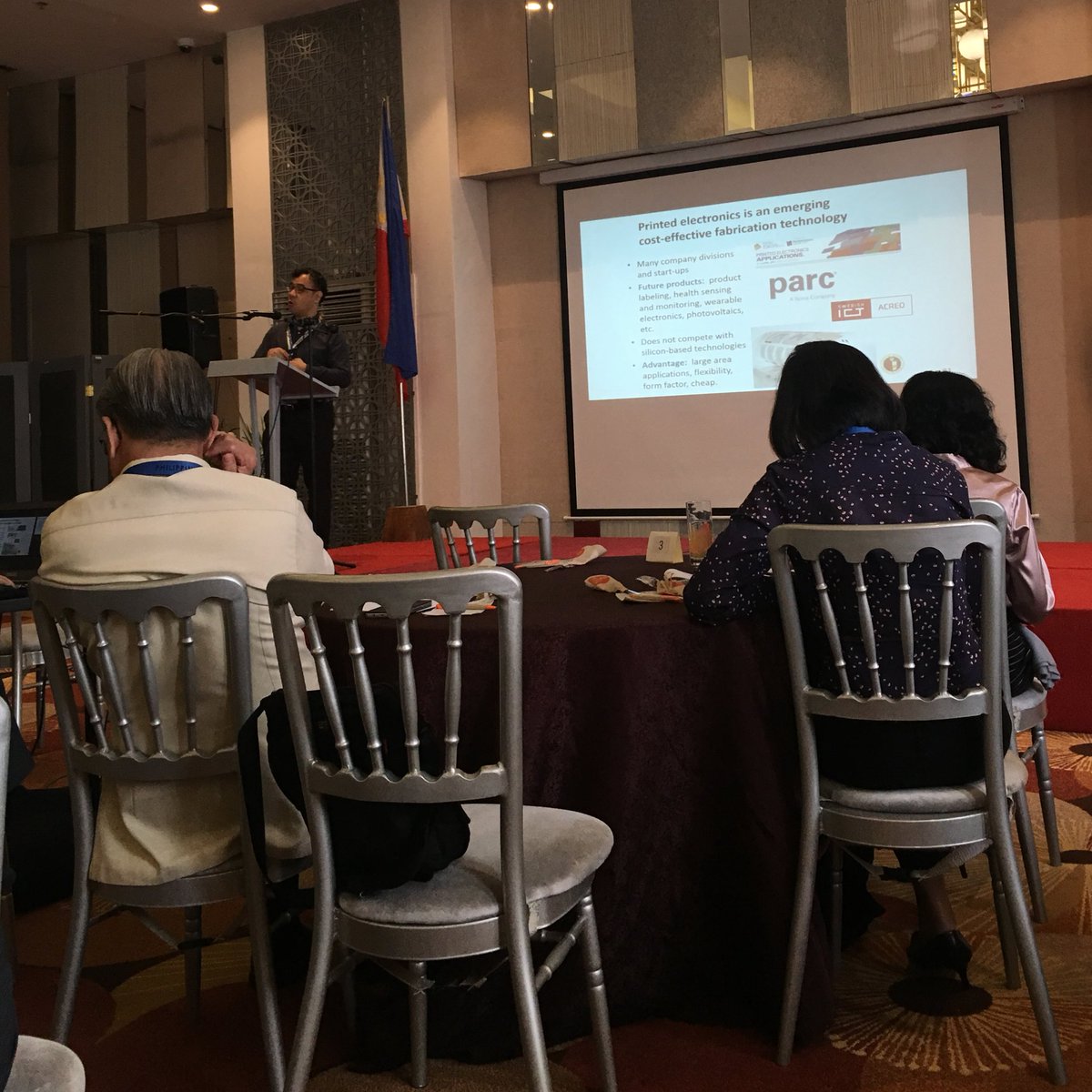 lor_faeldon's tweet photo. @ateneodemanilau 's Dr. Erwin Enriquez presenting their #PCARI #IID 2013-58 project with @UCBerkeley @UCB_EECS Vivek Subramanian https://t.co/3lrNyhXOe5