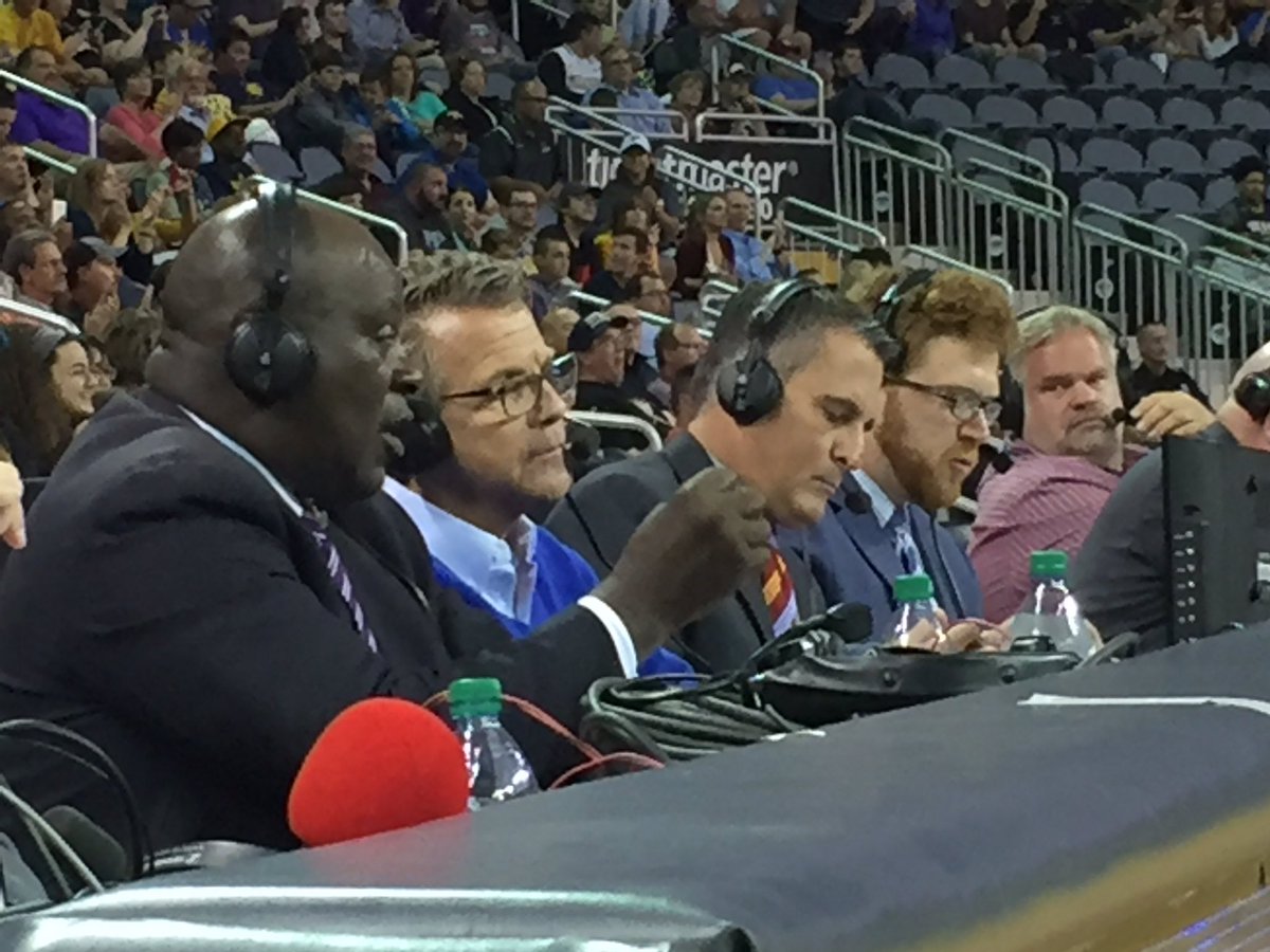 MayorWinnecke's tweet photo. Appreciated opportunity to discuss our #StrongCity tonight w/ @QuinnBuckner & @ChrisDenari during @Pacers game @TheFordCenter! #HoosierMayor https://t.co/klM1iounB5