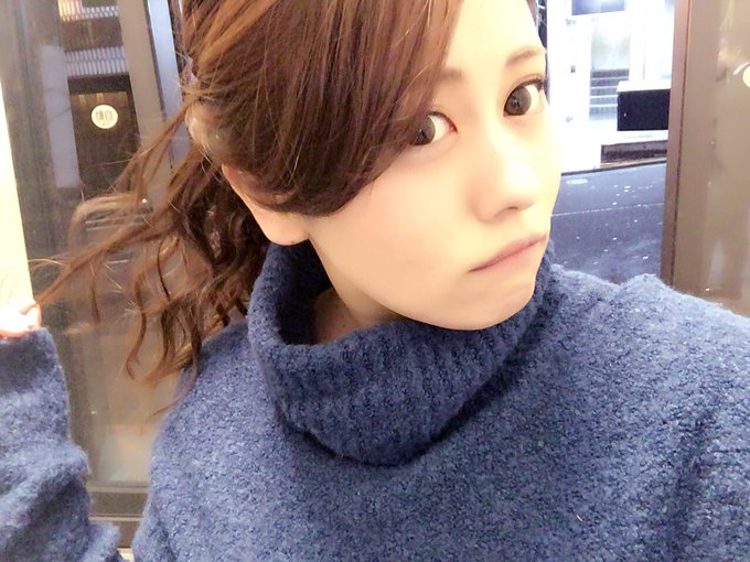 髪の毛染めましたー！！ (１週間前に、、、笑)  年中アッシュな伊東さんは 髪の毛の職人さんの勧めもあって 季節感を考えるようになりました  秋服に合うように 今回はベリー系をチョイス🐻❤️ 天然のハイライトもかわゆ(<a href="/tag/pinkey"class="tags"><span>#pinkey</span></a><a href="/tag/%E3%81%88%E3%81%B3%E3%81%99%E3%81%BE%E3%81%A4%E3%82%8A"class="tags"><span>#えびすまつり</span></a><a href="/tag/%E6%AC%A1%E3%81%AF8%E6%9C%886%E6%97%A5"class="tags"><span>#次は8月6日</span></a><a href="/tag/%E3%82%AD%E3%83%86%E3%83%8D"class="tags"><span>#キテネ</span></a>