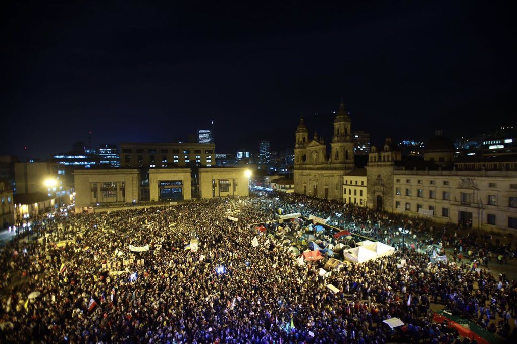 Tolaymaruja's tweet photo. ¡Eso, muchachos! Quítenle la bandera de la paz a los políticos...La paz es de ustedes, cuídenla como a un colibrí mojao y temblando. https://t.co/6F8WxRwlzW