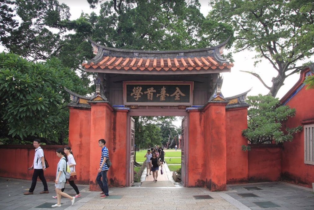TainanTravel's tweet image. The Taiwan Confucius Temple (1665), was called the First Academy of Taiwan. Today the temple serves as a popular tourist attraction. #tainan