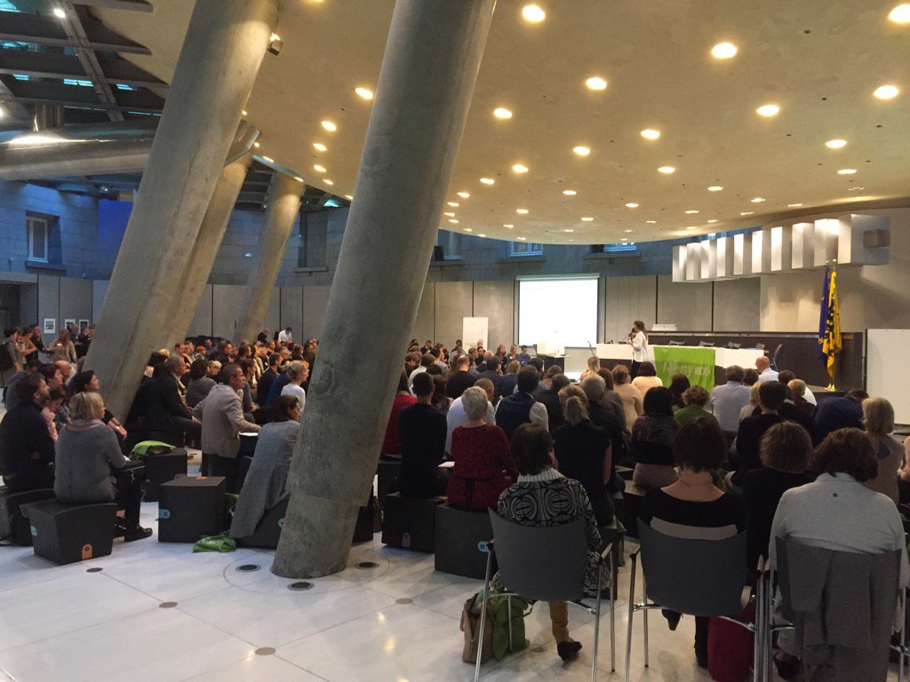 @FlandersSynergy meer dan 100 scholen geïnteresseerd in #scholenslimorganiseren 285 mensen aanwezig! Doet deugd!