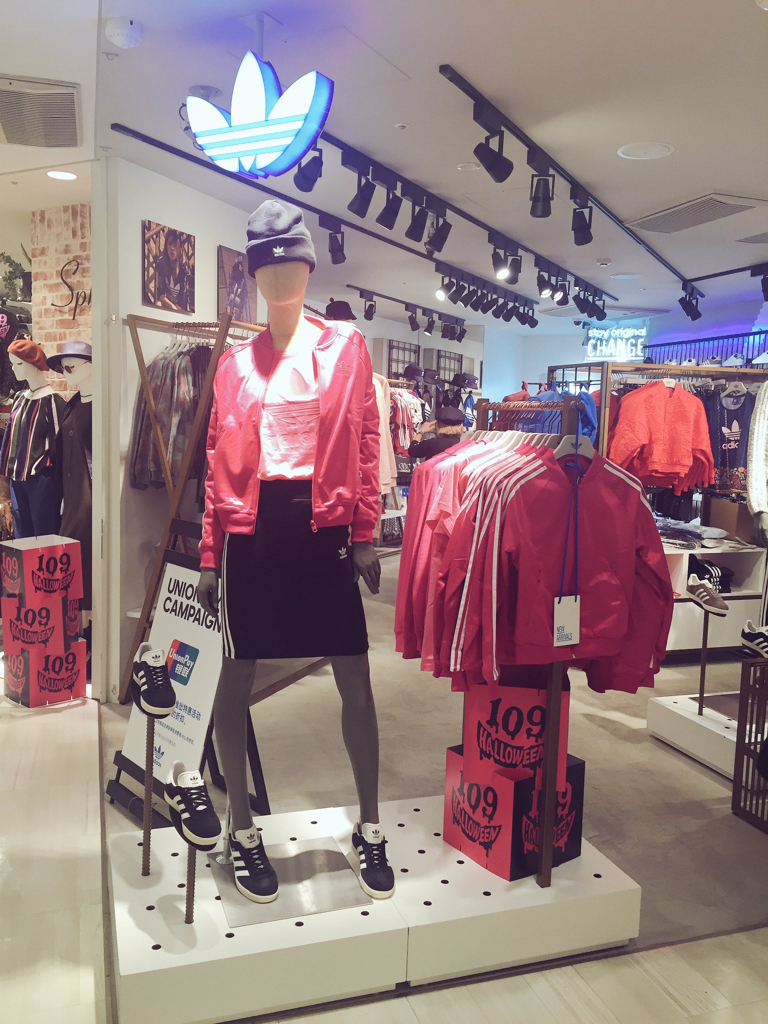 Shibuya109 Adidas Originals Girls Shop ここで最新のトレンドチェック 発売されたばかりの 109限定アイテム まっピンクがかわいいっ 黒とのコーデもかわいく決まる Shibuya109 Adidas Originals Girls Shop ここで最新のトレンドチェック 発売されたばかりの 109限定アイテム まっピンクがかわいいっ 黒とのコーデもかわいく決まる