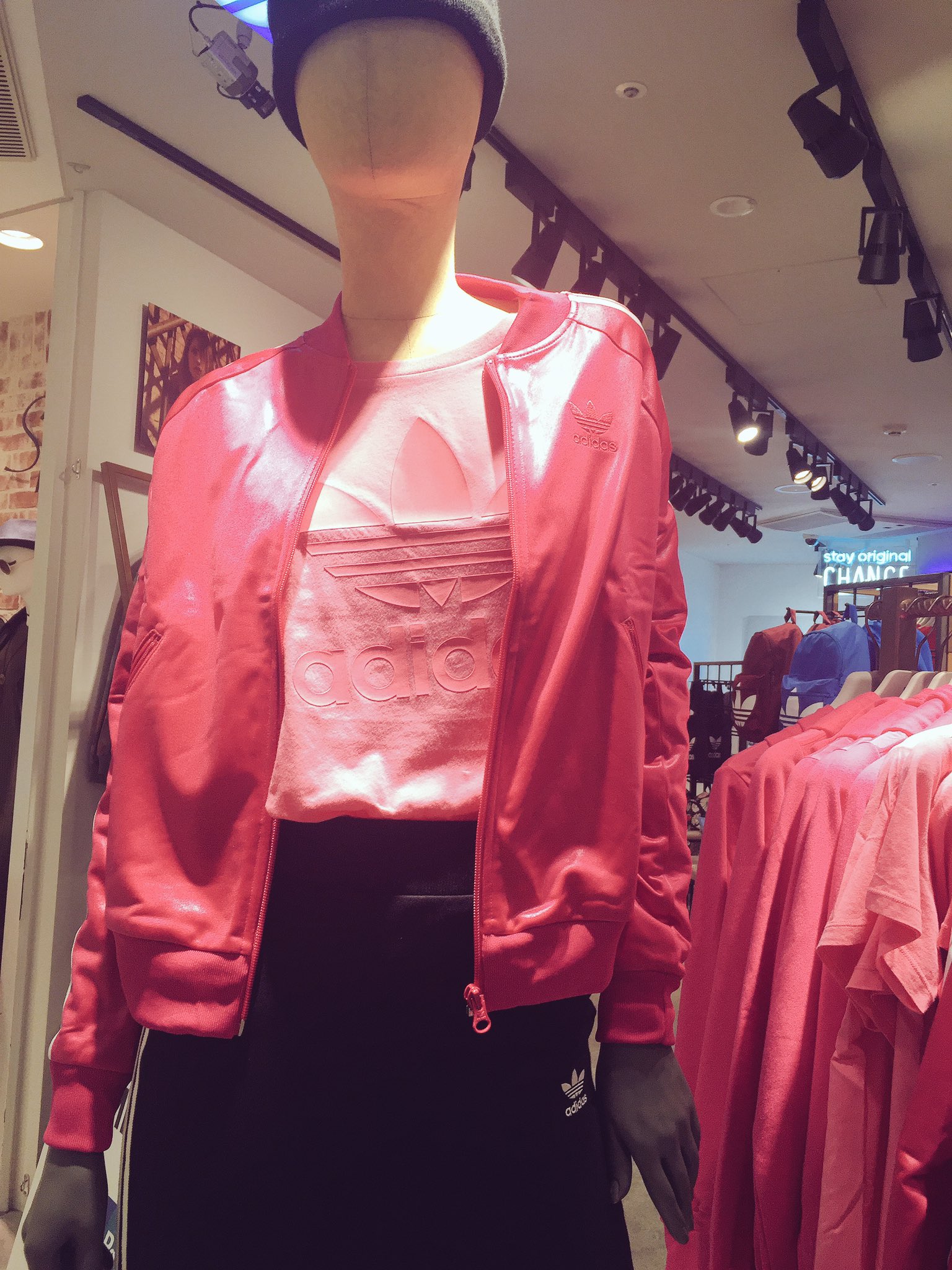 Shibuya109 Adidas Originals Girls Shop ここで最新のトレンドチェック 発売されたばかりの 109限定アイテム まっピンクがかわいいっ 黒とのコーデもかわいく決まる Shibuya109 Adidas Originals Girls Shop ここで最新のトレンドチェック 発売されたばかりの 109限定アイテム まっピンクがかわいいっ 黒とのコーデもかわいく決まる