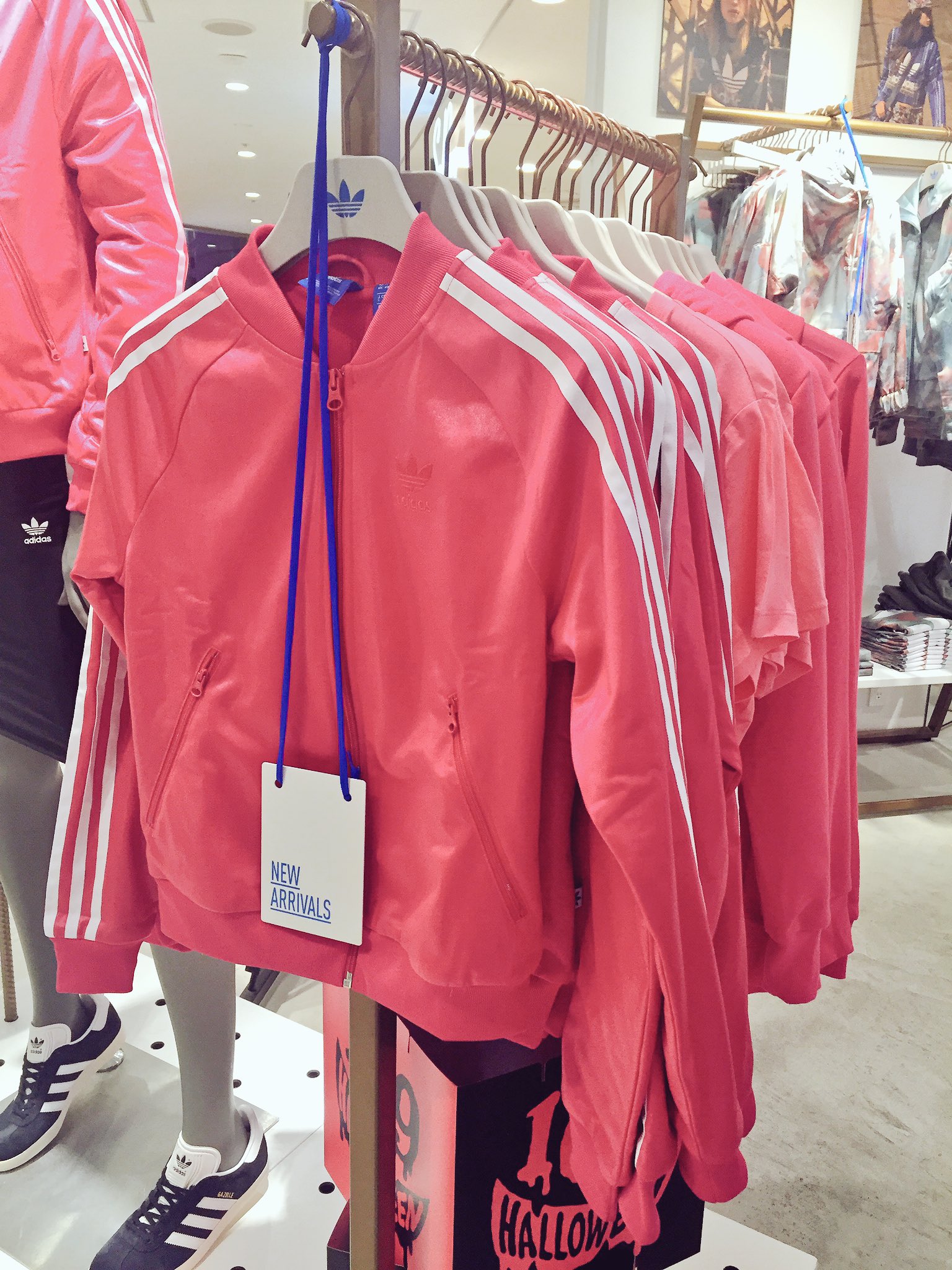 Shibuya109 Adidas Originals Girls Shop ここで最新のトレンドチェック 発売されたばかりの 109限定アイテム まっピンクがかわいいっ 黒とのコーデもかわいく決まる Shibuya109 Adidas Originals Girls Shop ここで最新のトレンドチェック 発売されたばかりの 109限定アイテム まっピンクがかわいいっ 黒とのコーデもかわいく決まる