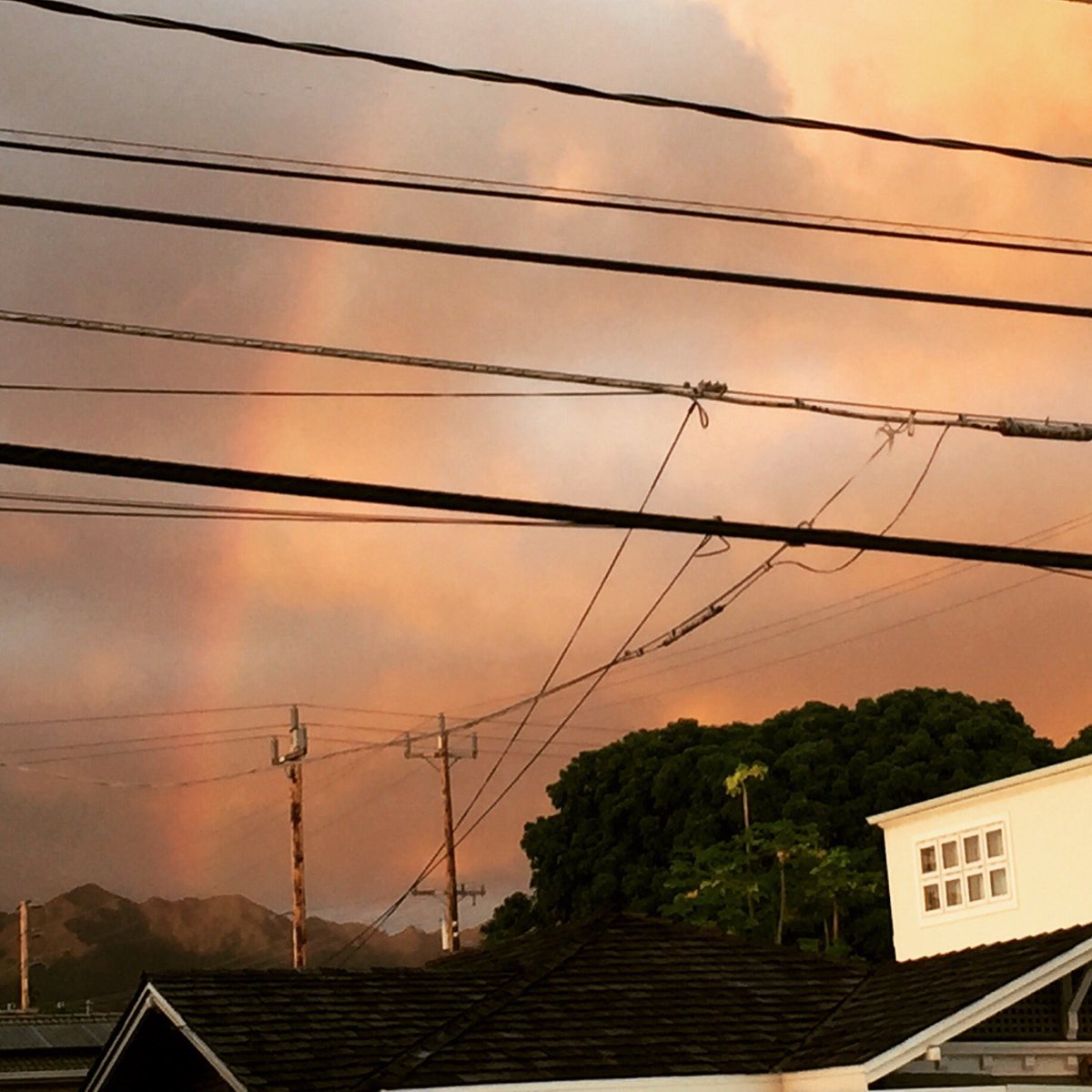 Ritsuko Hawaii 電線がちょっと邪魔ですが 夕焼け空にすっと伸びたレインボー 見えますか 今日の夕暮れ 何だか不思議な空でした Hawaii ハワイ 虹 サンセット イマソラ Aloha 不思議な空 電線邪魔 赤い虹