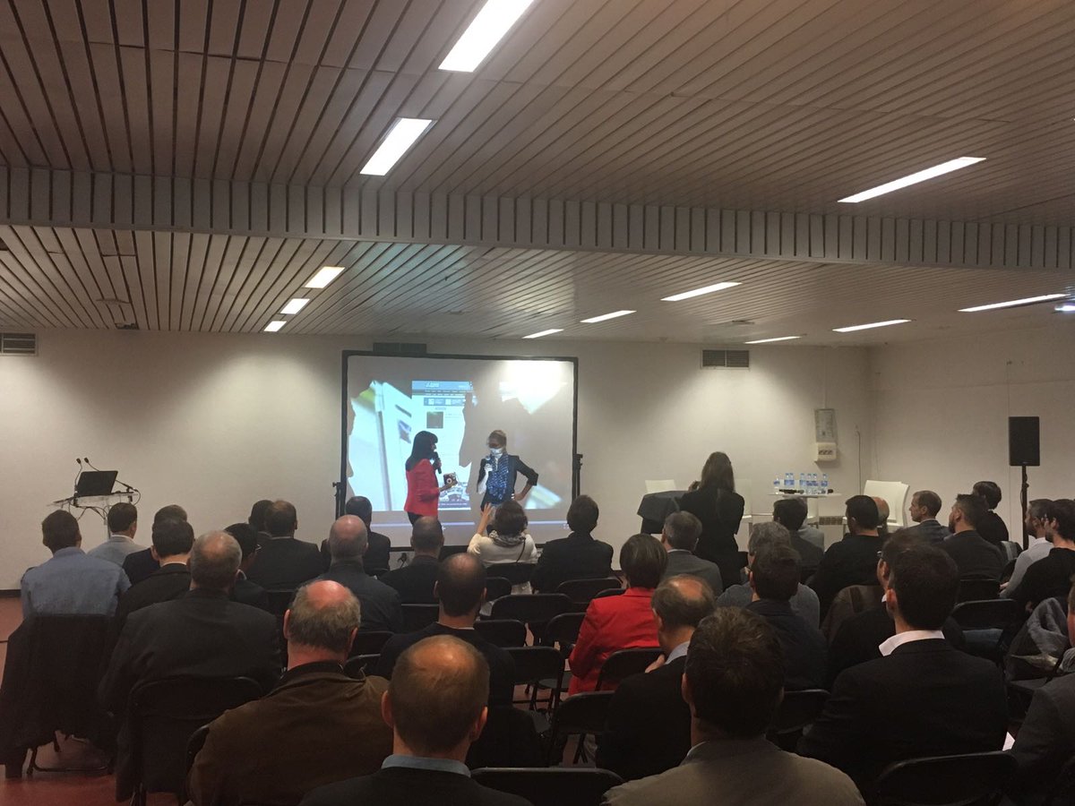 super présentation innovante de <a href="/sabcrespo/">Sabine Crespo</a> &amp; <a href="/ClemenceDrllt/">ClémenceDrouillat</a> un voyage dans le temps pour feter les #35ans du <a href="/MondeInformatiq/">Le Monde Informatique</a> #ITTour 2016 👏