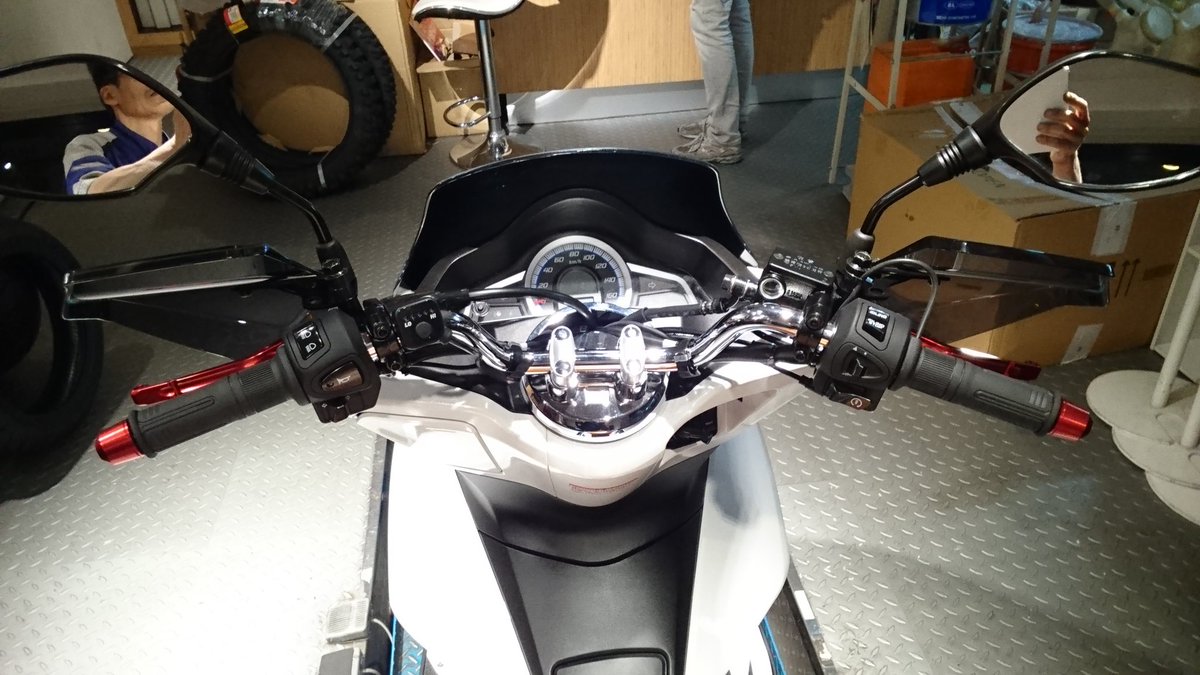 南海部品 京都東店 キジマ製グリップヒーター ｇｈ０８取り付けしました クランプタイプのスイッチブラケットで バーハンドルの車両に取り付けがスマートです ｐｃｘへの取り付けは ノーマルのスロットルコーンが細く接着が緩みやすいので社外製に