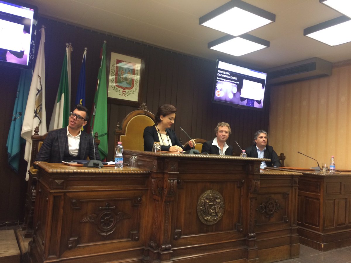 Dile_Pa's tweet photo. Gli imprenditori si raccontano a #mud2016 #mercatounicodigitale #unipg #nexoeventi #perugia https://t.co/9RZJ2he1Up