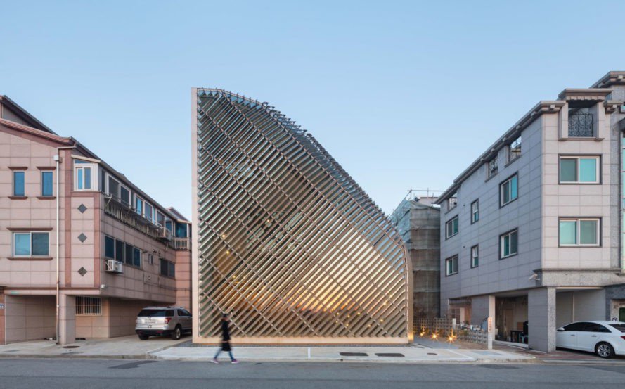 RogerBouGarriga's tweet photo. #Parametrically designed Louverwall house maximizes winter sunlight https://t.co/EtavoEiqPD #innovation #JuevesDeArquitectura https://t.co/qXZmpL3tAk