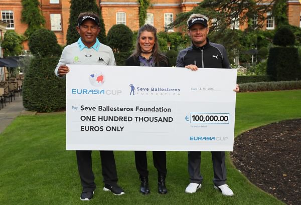 Tengolf's tweet photo. La @EurAsiaCupGolf recaudó 100.000 euros para la Fundación Seve Ballesteros. @Ballescarmen recibió el cheque...

https://t.co/AYr3HVVAAL https://t.co/e96y7ZrKZp