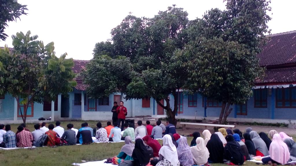 KAMISAN; Tema "Refleksi 2 tahun pemerintahan Jokowi-Jk" <a href="/SD/">🚀 Sebastián Delmont 🫓</a> N 1 Pucangan, dengan pembicara ABH
#AyoGabungKAMMI
