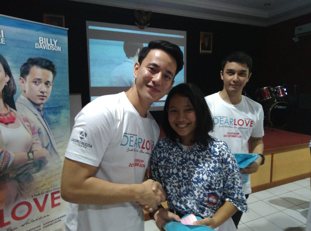 film_dearlove's tweet photo. Wah seru bgt ya SMAN 67 jakarta 😍 ini pemenang Kuis Reka adegab Trailer yg bisa dpt merchandise #FilmDearLove https://t.co/f5ngOdJJlZ