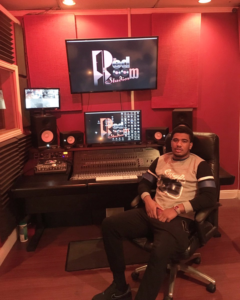 GMB_Jae's tweet photo. Can have the talent 🎙but the grind that's the key 🔑 #BitchImJae5ive2 #FreeCoopEdition coming soon 💽 all 🔥 #redroomstudio https://t.co/qtNsr9S2Mn