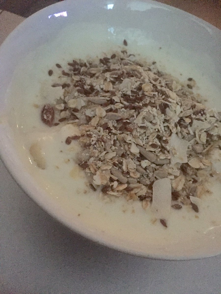 Ontbijt! Krachtvoer voor m'n training #yogarde #havermuesli van <a href="/RinekeDijkinga/">Rineke Dijkinga</a> en een banaantje alles #biologisch natuurlijk 💚