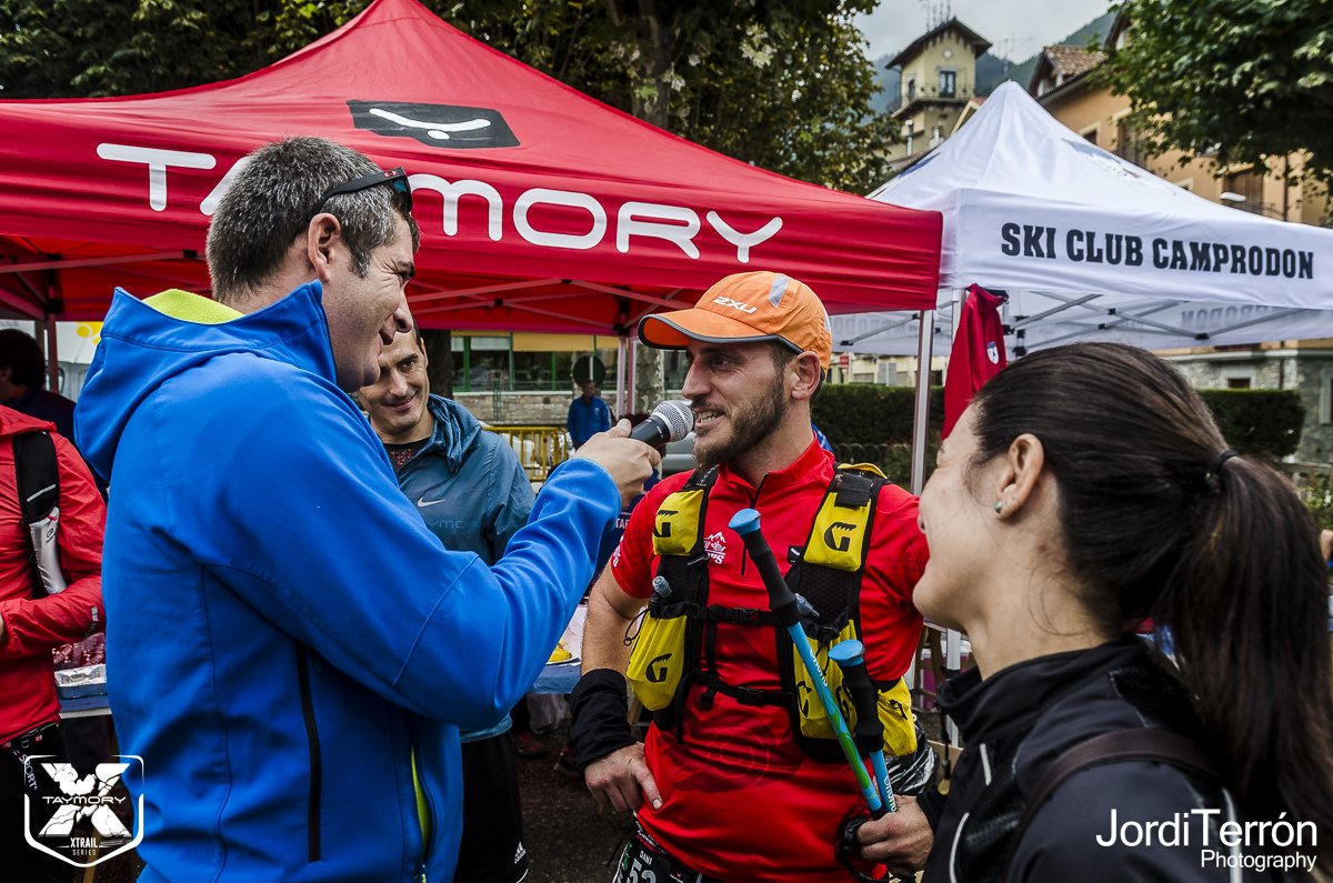 TheRedRunners's tweet photo. Cuando estrenas la nueva camiseta de los #RedTrailRunners, es normal que te entrevisten ๐๐๐ #RedFamousRunners #RedRunners #Xtrailseries https://t.co/13nVhB3Y4E