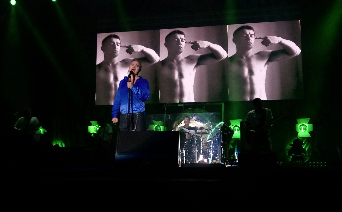 kerasukaan's tweet photo. Terkejut gembira melihat dikau 😊 #MorrisseyJKT #Morrissey https://t.co/8A0XFIjanR